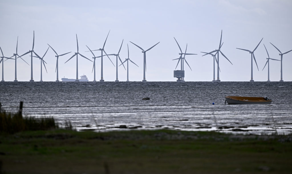 Ett fartyg passerar i farleden bakom de havsbaserade vindkraftverken.